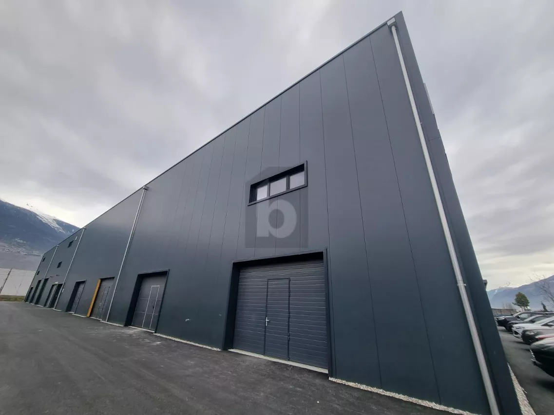 DÉPÔT NEUF LE LONG DE L'AUTOROUTE