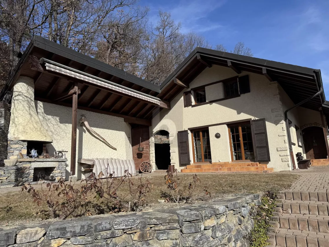ENTRE CIEL ET VIGNES, BAIGNÉE DE LUMIÈRE