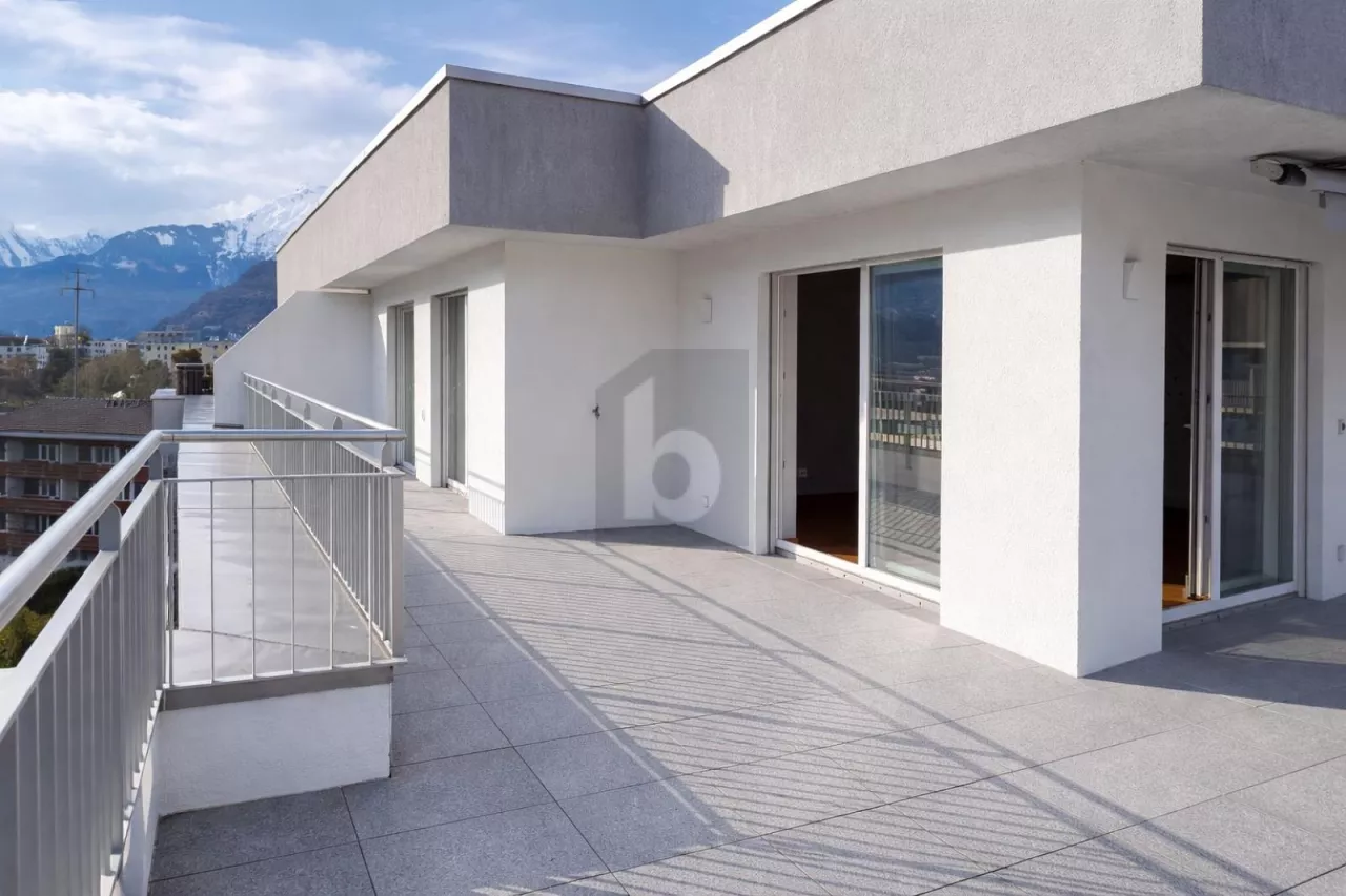 MODERNE, ENSOLEILLÉ & VUE IMPRENABLE