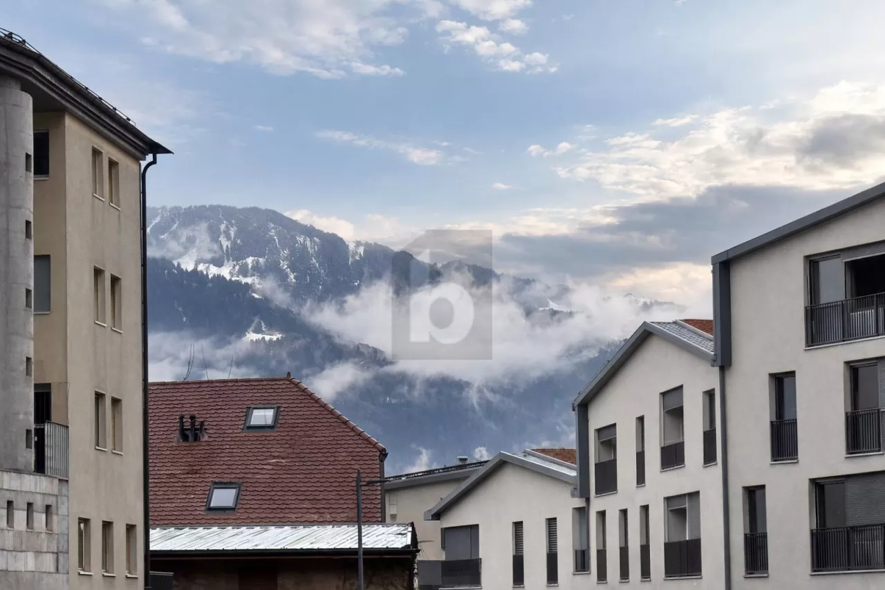 CHARMANT AVEC LOGGIA, PLEIN CENTRE