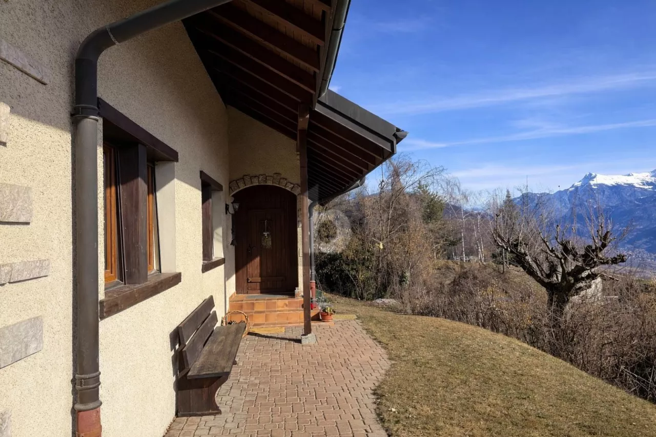 ENTRE CIEL ET VIGNES, BAIGNÉE DE LUMIÈRE