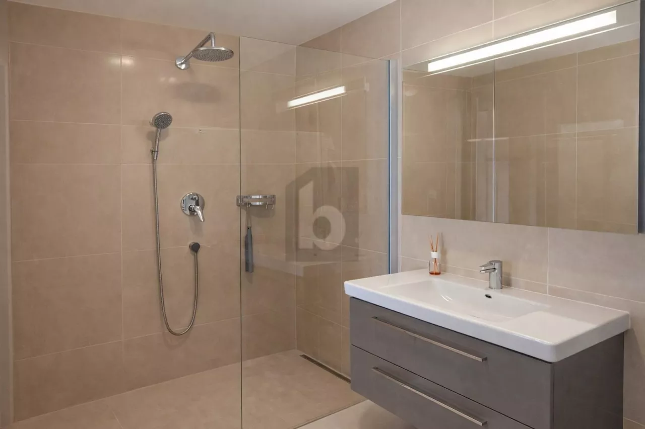 MODERNE, ENSOLEILLÉ & VUE IMPRENABLE