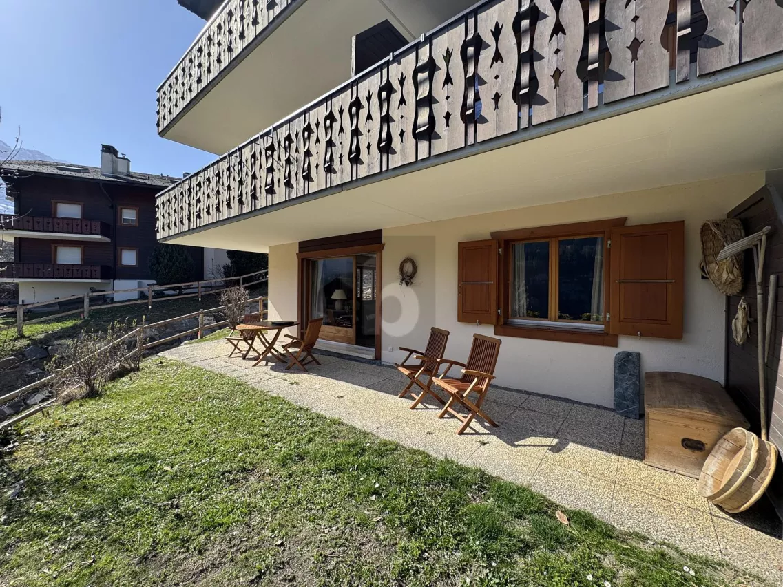 CHARMANT, EN STATION AVEC CHEMINÉE ET TERRASSE