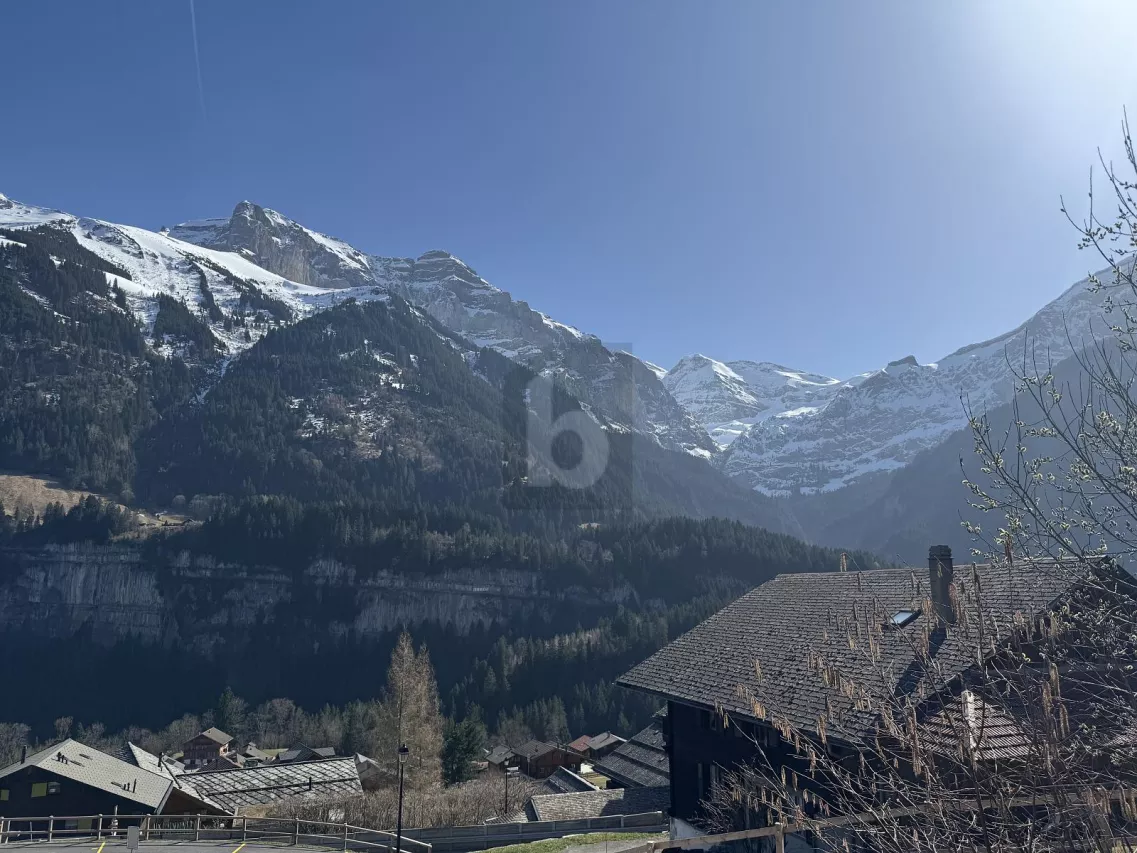 CHARMANT, EN STATION AVEC CHEMINÉE ET TERRASSE