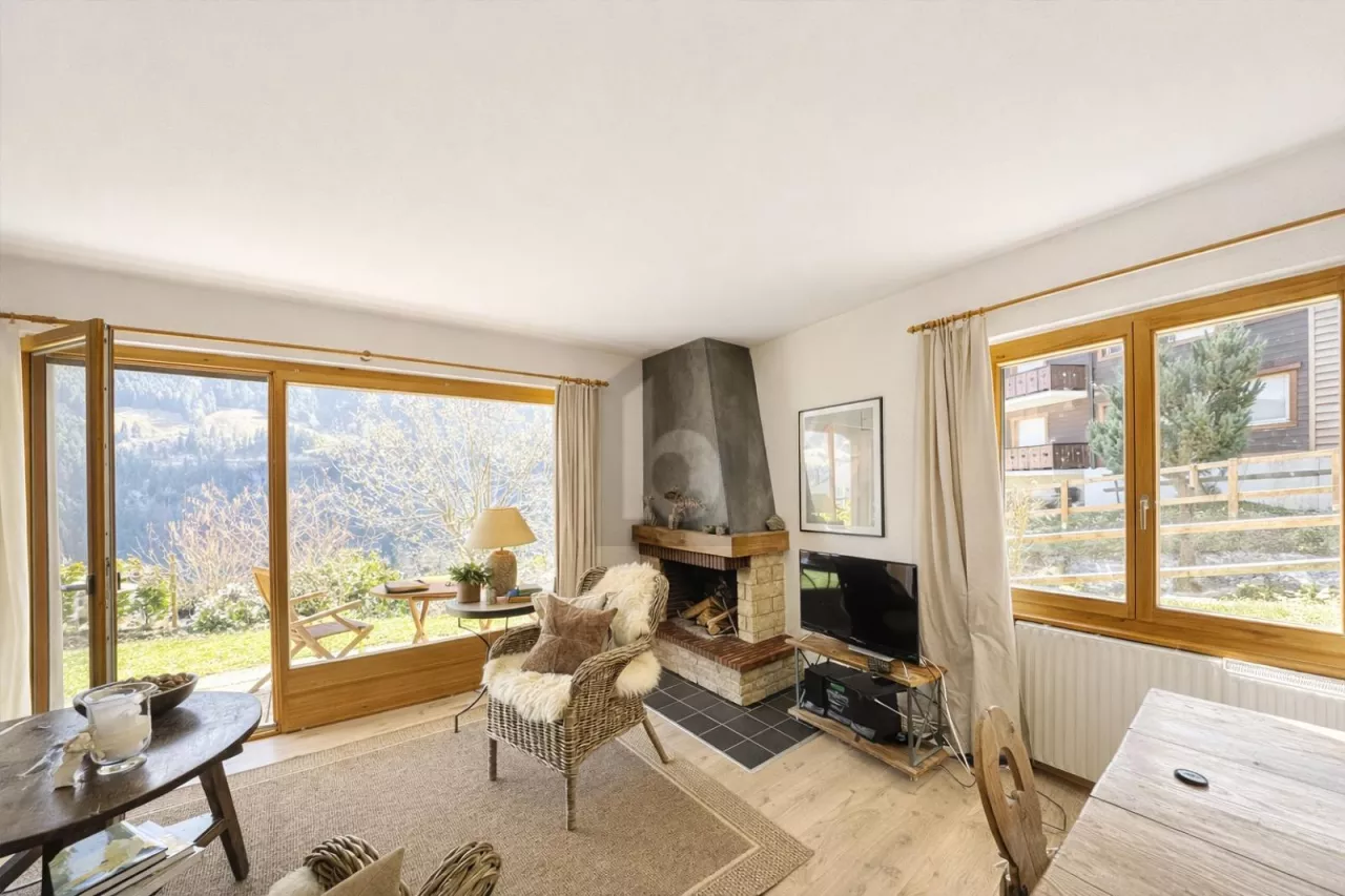 CHARMANT, EN STATION AVEC CHEMINÉE ET TERRASSE