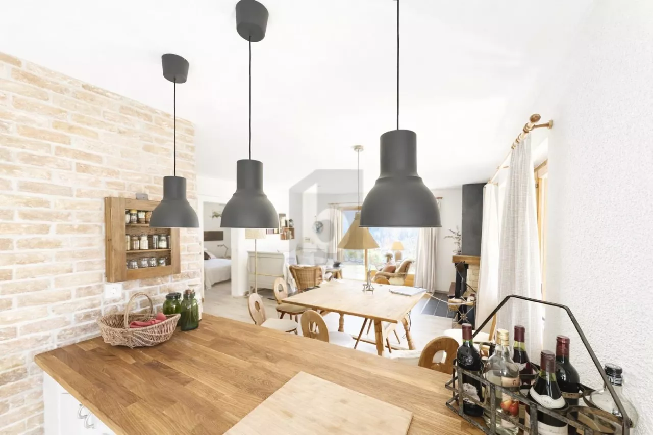 CHARMANT, EN STATION AVEC CHEMINÉE ET TERRASSE