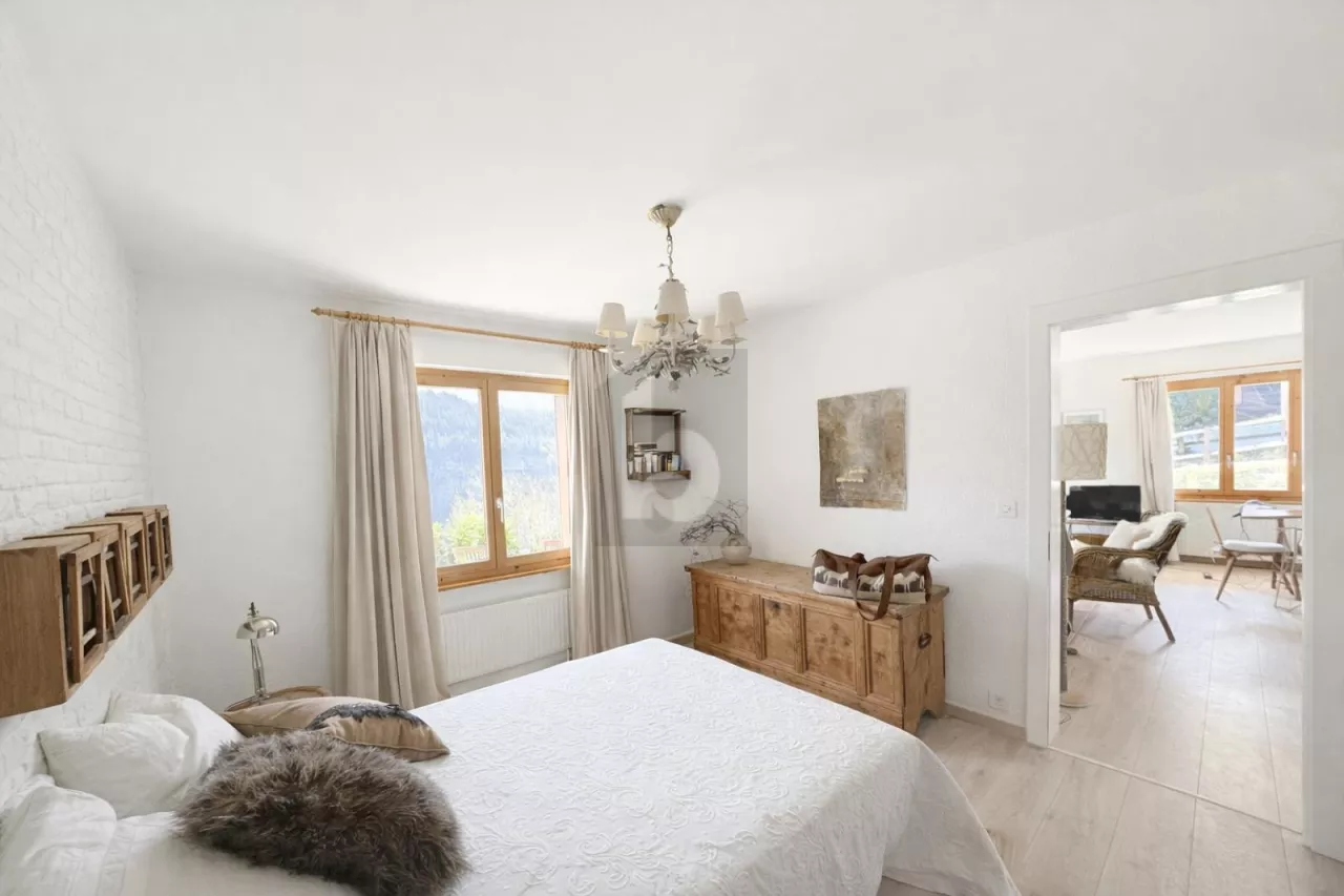 CHARMANT, EN STATION AVEC CHEMINÉE ET TERRASSE