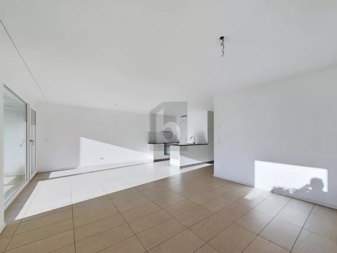 SITUATION ENSOLEILLÉE AVEC PLACE ASSISE