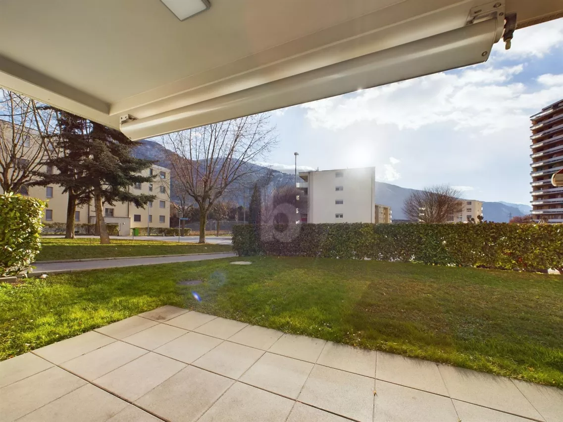 SITUATION ENSOLEILLÉE AVEC PLACE ASSISE