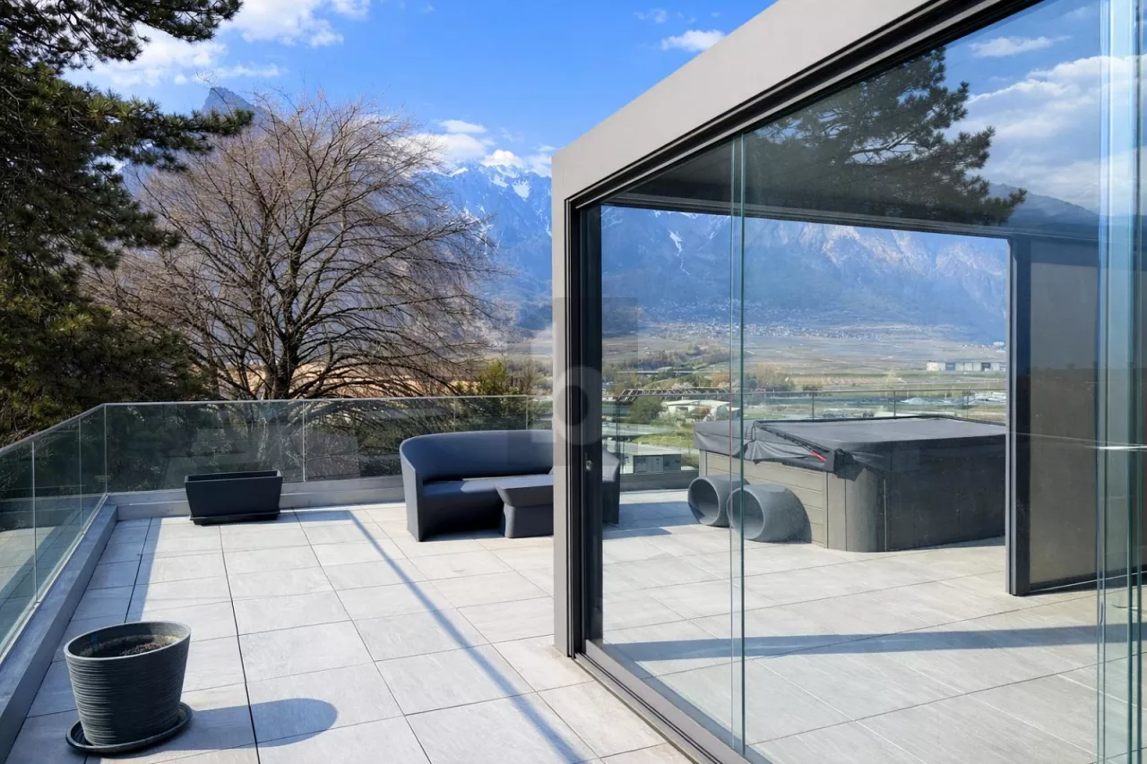 SOLEIL ET CONTEMPORANÉITÉ AVEC TERRASSE ET JACUZZI