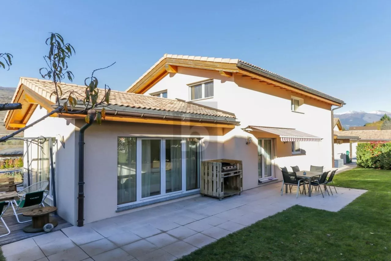 MODERNE, LUMINEUX, VUE MONTAGNES AVEC JACUZZI