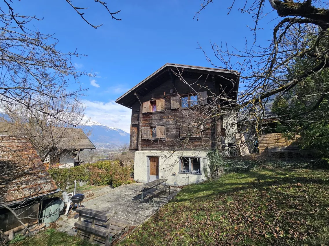 UN LIEU DE VIE UNIQUE AVEC UN GRAND JARDIN