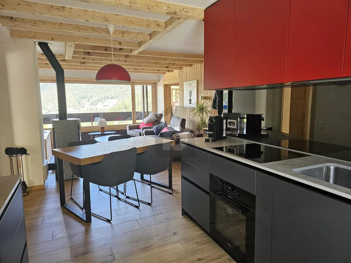 TRÈS RARE ET RÉNOVÉ AVEC DEUX GRANDS BALCONS