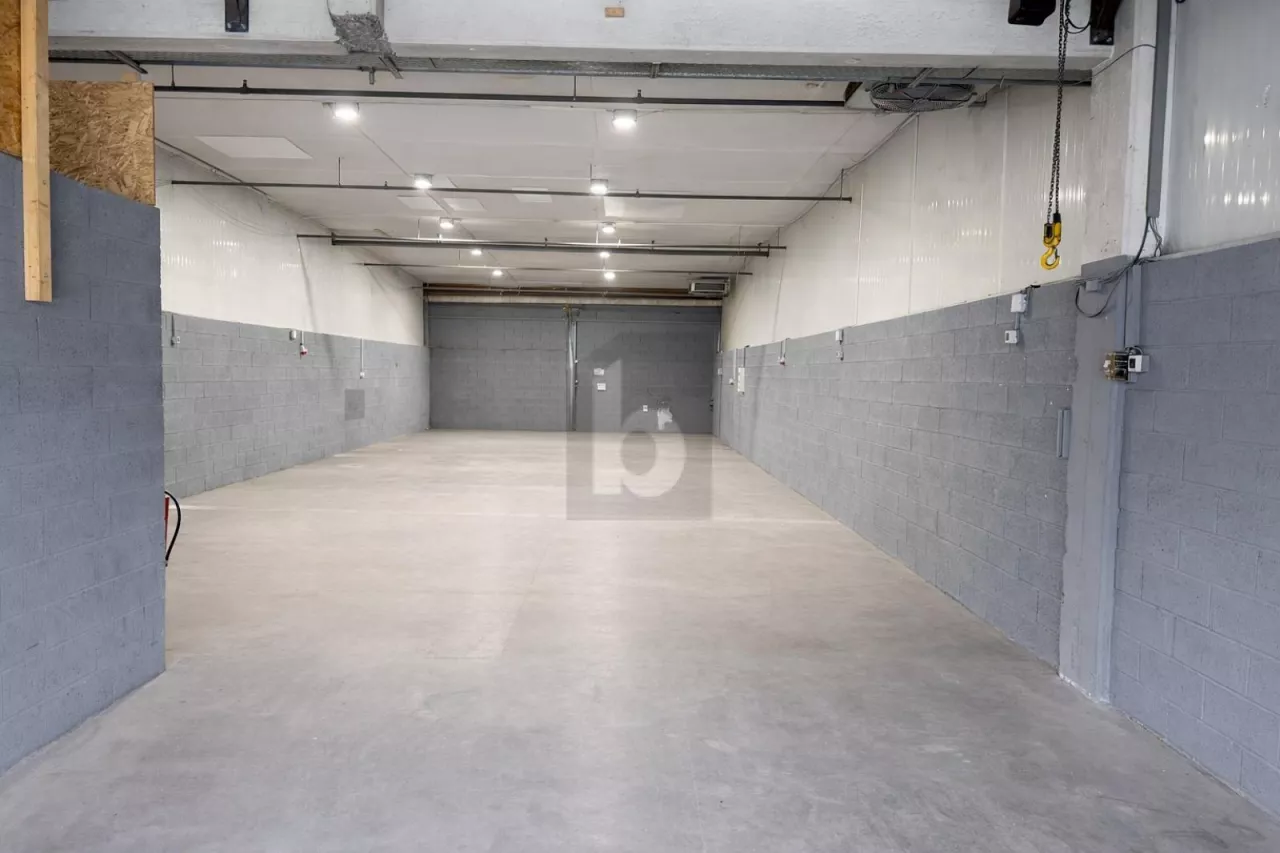 HALLE ARTISANALE AVEC VISIBILITÉ AUTOROUTE