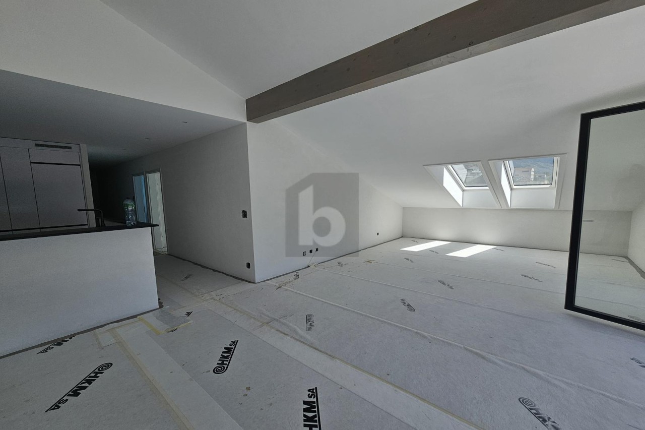 BEL APPARTEMENT EN ATTIQUE EN CONSTRUCTION BRUTE