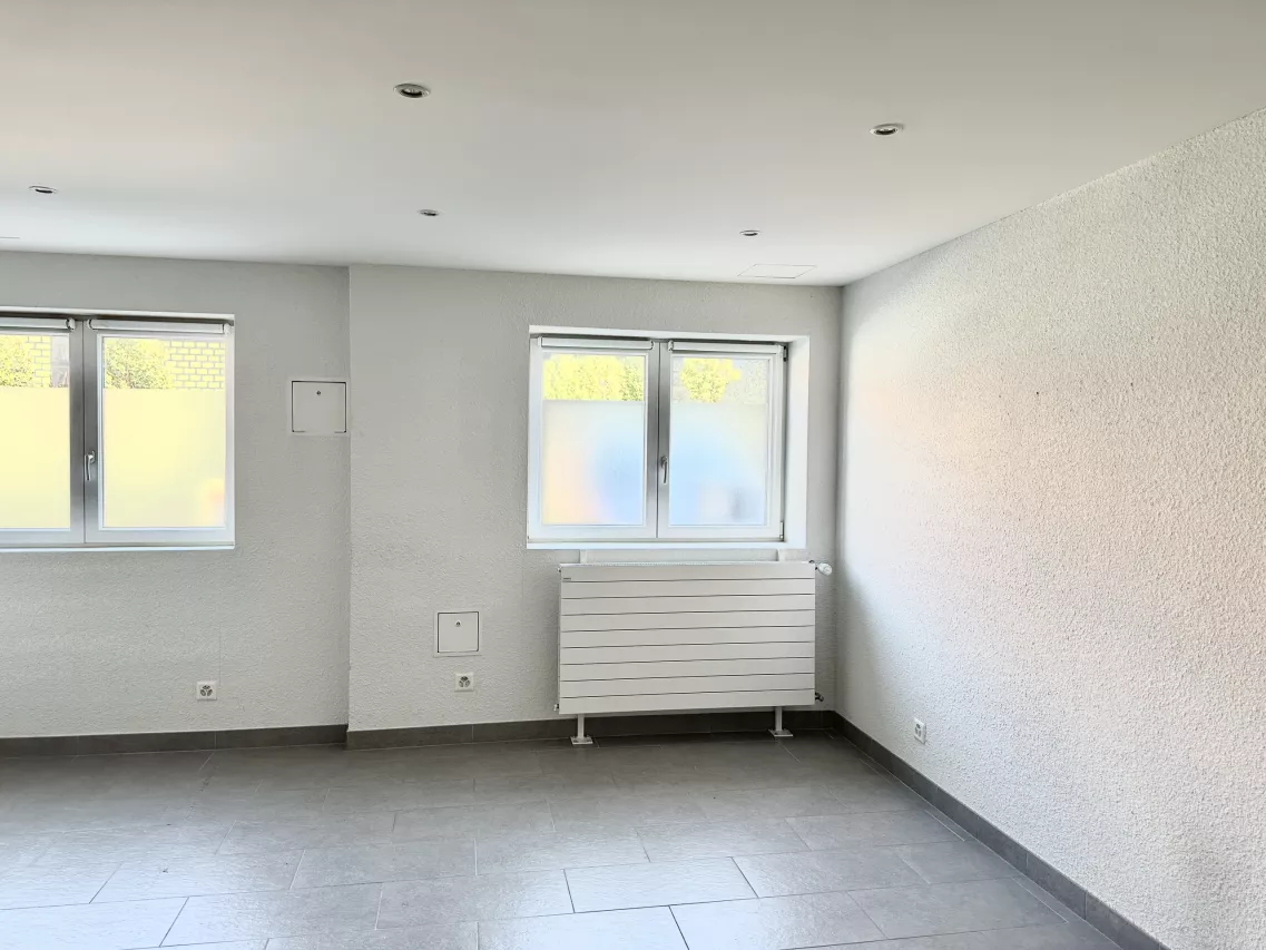 REZ-DE-CHAUSSEE - LOCAL / BUREAU / DEPOT à Uvrier