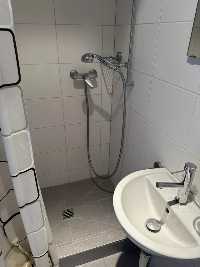 REZ-DE-CHAUSSEE - LOCAL / BUREAU / DEPOT à Uvrier