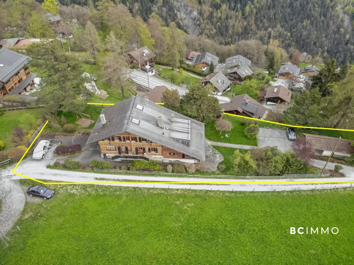 Grand chalet à rénover et potentiel de développement de la parcelle