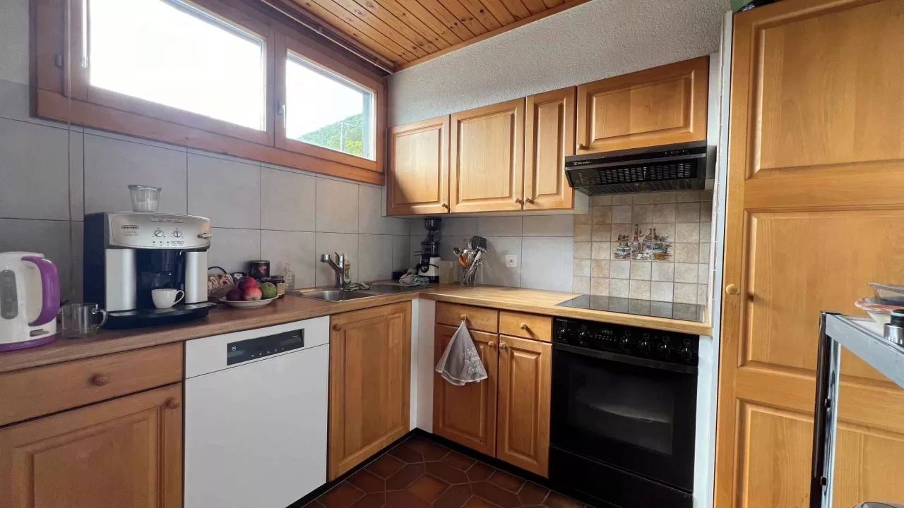 Superbe affaire, immeuble mixte avec nombreux parking !