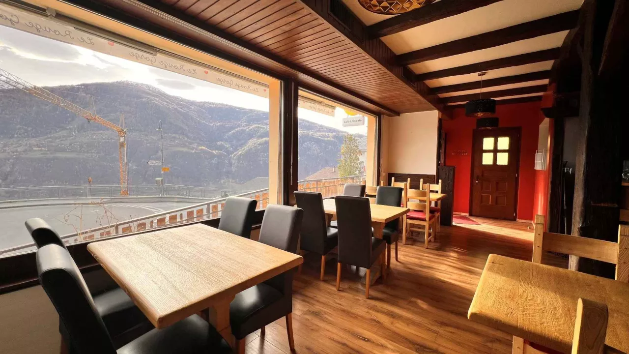 Superbe affaire, immeuble mixte avec nombreux parking !