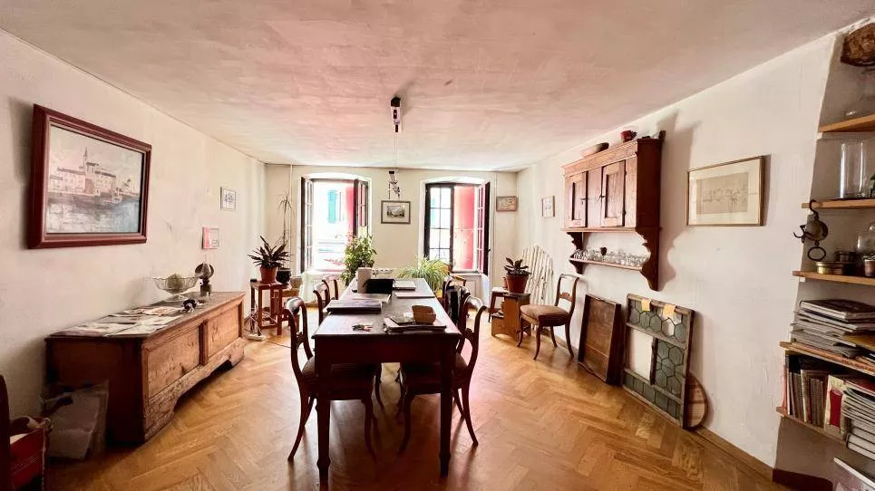 EXCLUSIF : Maison 8.5 pièces à Villeneuve avec local commercial !