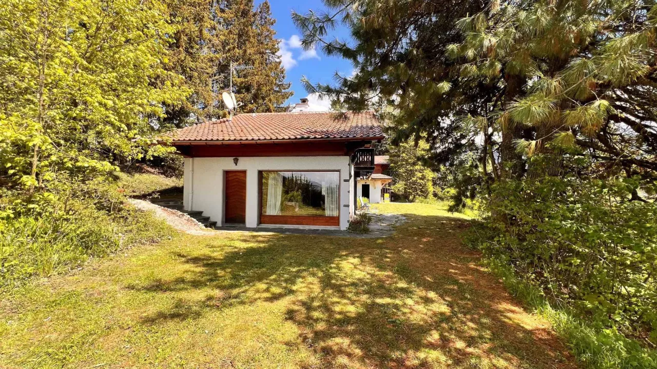 JOLI CHALET DE 5 PIECES AVEC UNE DEPENDANCE ET 2 GARAGES FERMES