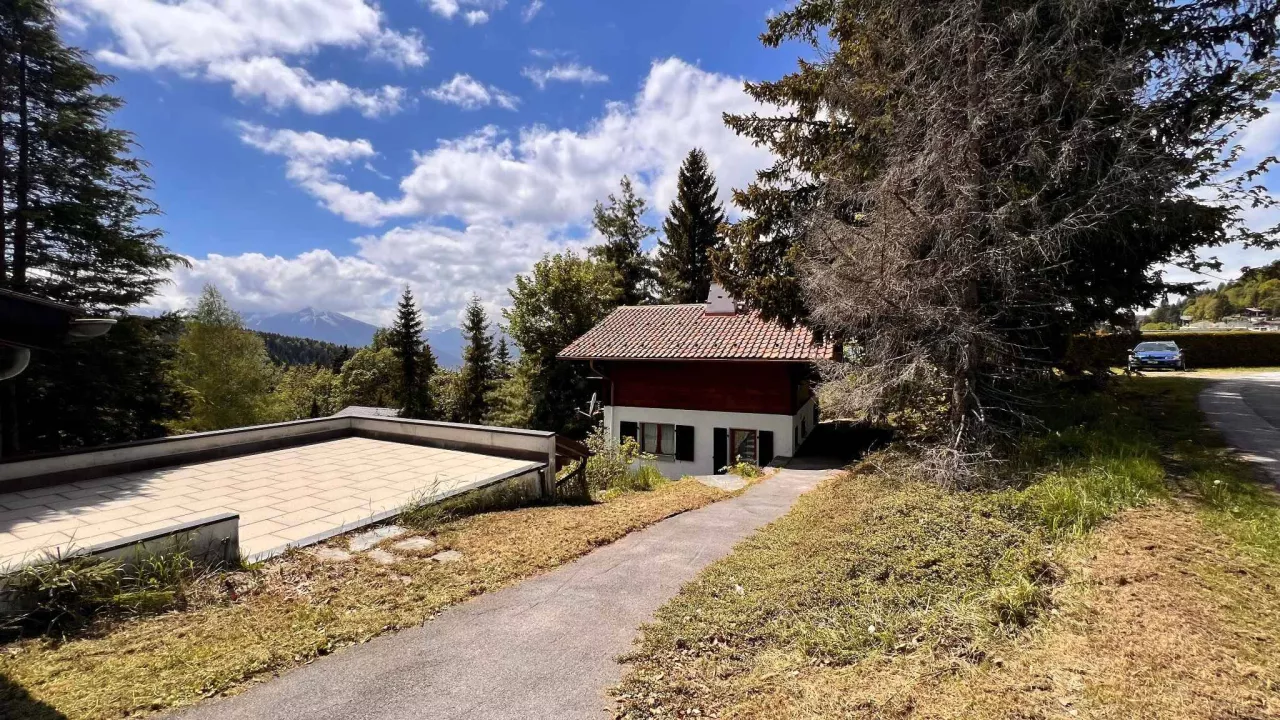 JOLI CHALET DE 5 PIECES AVEC UNE DEPENDANCE ET 2 GARAGES FERMES