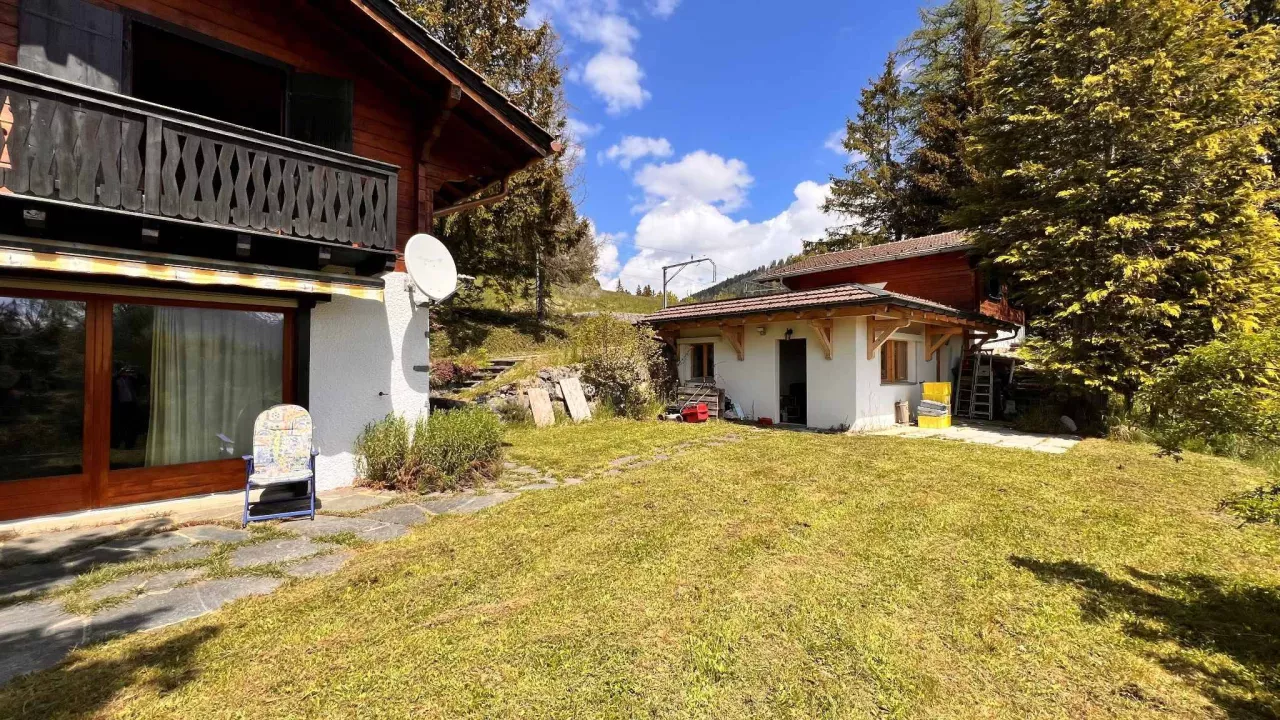 JOLI CHALET DE 5 PIECES AVEC UNE DEPENDANCE ET 2 GARAGES FERMES
