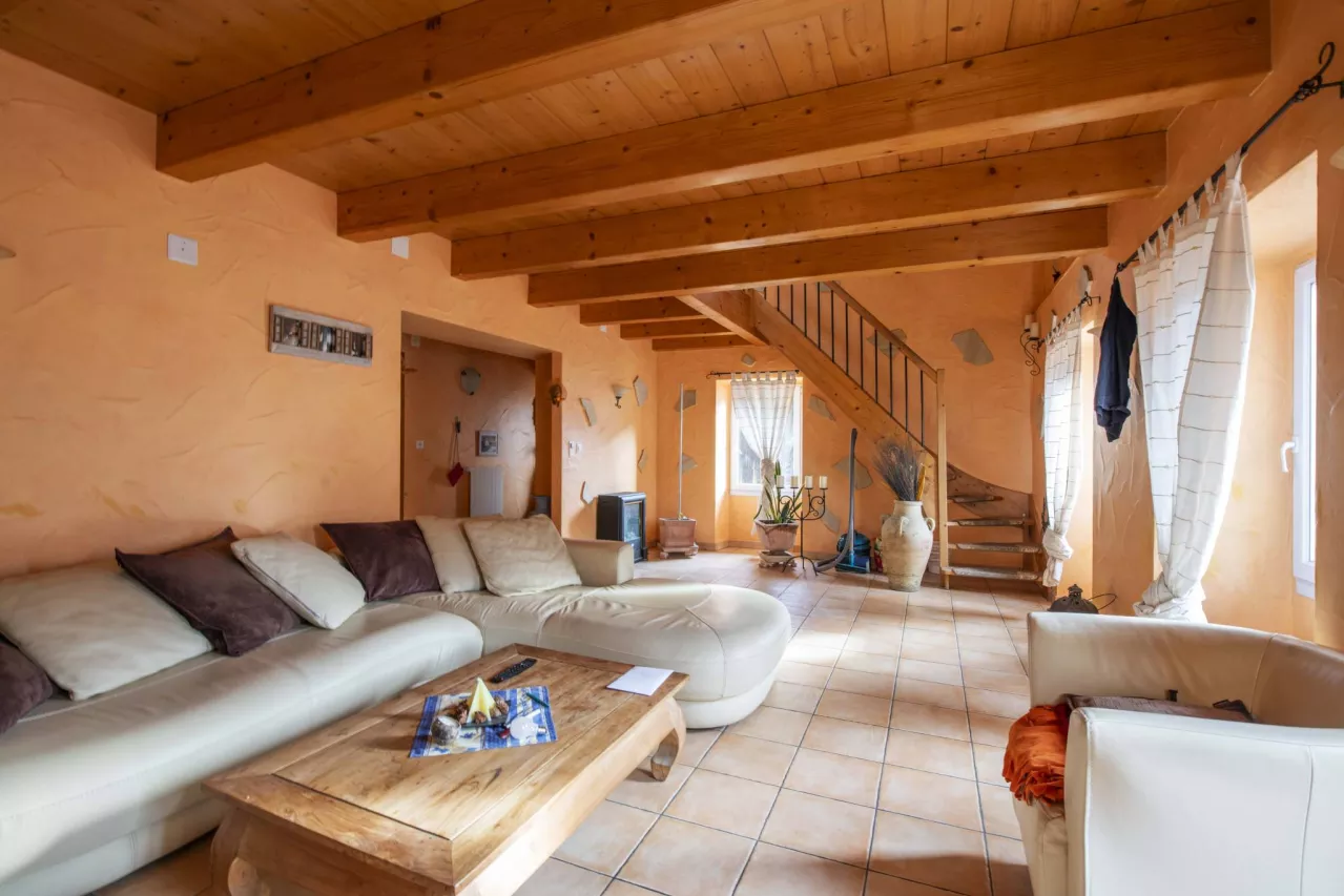 Vente Maison de village avec 2 appartements de 3.5 pces et 4.5 pces ainsi qu'une grange à rénover