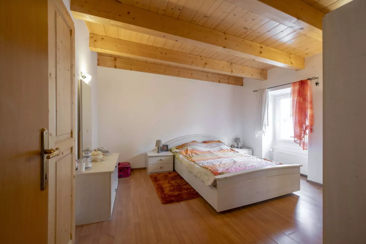 Vente Maison de village avec 2 appartements de 3.5 pces et 4.5 pces ainsi qu'une grange à rénover