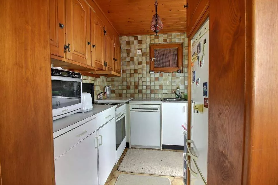 Vente JOLI CHALET DE 5 PIECES AVEC UNE DEPENDANCE ET 2 GARAGES FERMES