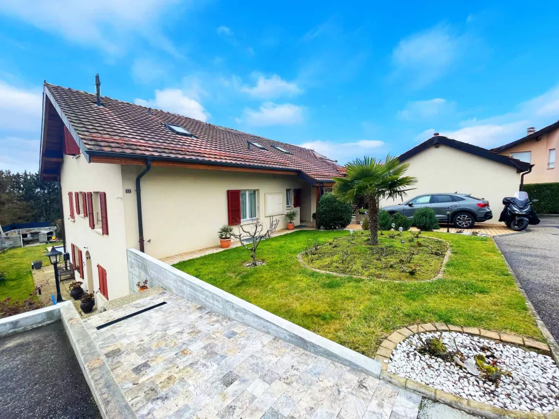 Villars-Ste-Croix - SPACIEUX DUPLEX DE 6,5 PIECES DANS VILLA AVEC GRAND JARDIN PRIVE<br>ET PISCINE EXTERIEURE CHAUFFEE