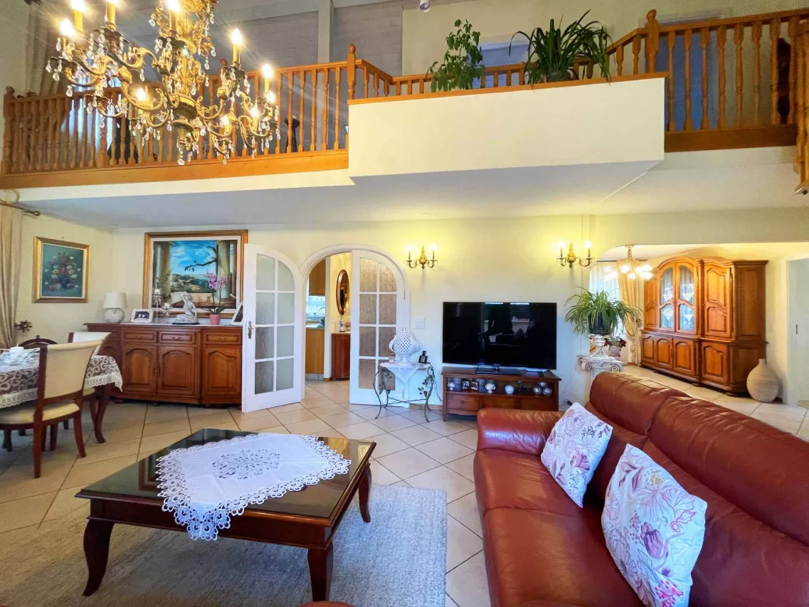 Villars-Ste-Croix - SPACIEUX DUPLEX DE 6,5 PIECES DANS VILLA AVEC GRAND JARDIN PRIVE<br>ET PISCINE EXTERIEURE CHAUFFEE