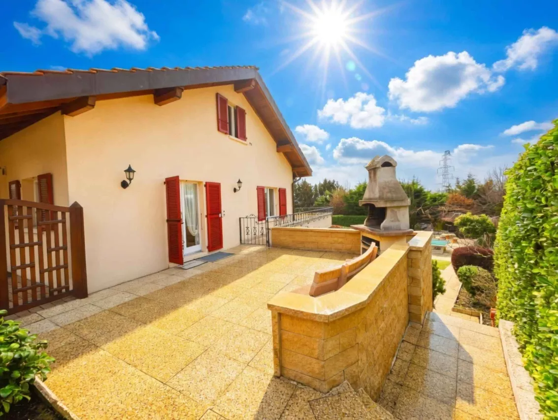 Vente SPACIEUX DUPLEX DE 6,5 PIECES DANS VILLA AVEC GRAND JARDIN PRIVE<br>ET PISCINE EXTERIEURE CHAUFFEE