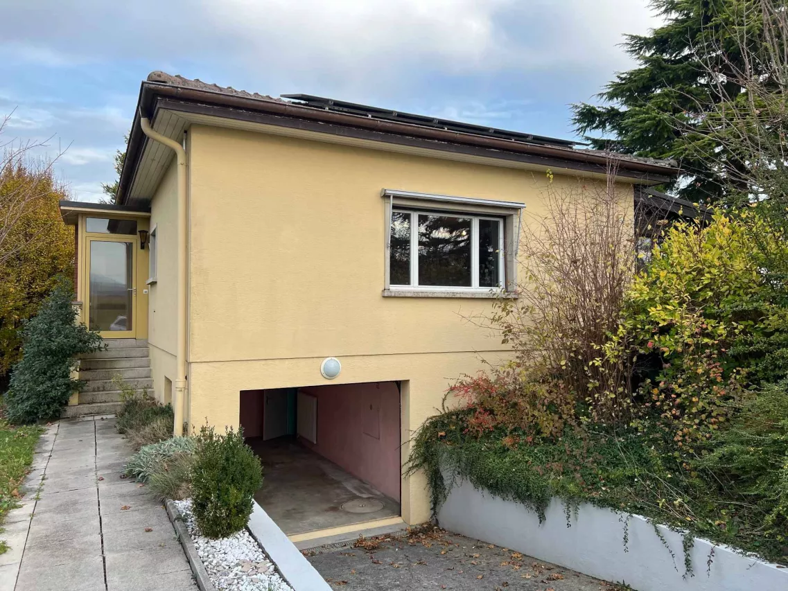 Orbe - Magnifique villa individuelle de 5½ avec vue dégagée, grand jardin verdoyant et places de parc