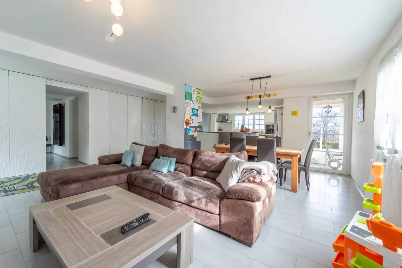 Montcherand - Superbe villa individuelle de 5½ pièces avec vue dégagée, terrasse couverte, piscine hors sol et grand jardin verdoyant