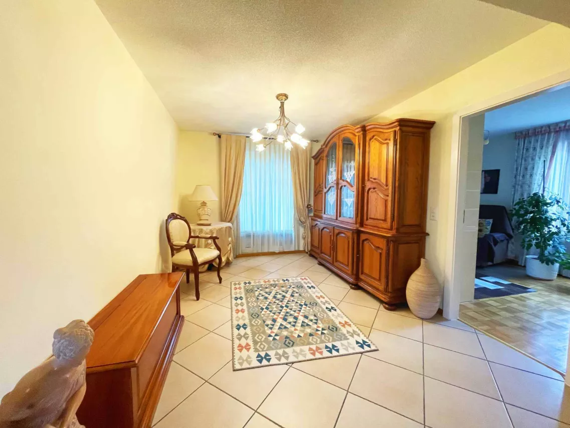 Villars-Ste-Croix - SPACIEUX DUPLEX DE 6,5 PIECES DANS VILLA AVEC GRAND JARDIN PRIVE<br>ET PISCINE EXTERIEURE CHAUFFEE