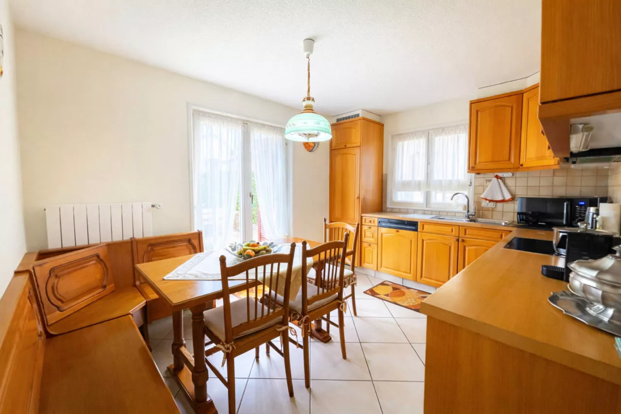 Villars-Ste-Croix - SPACIEUX DUPLEX DE 6,5 PIECES DANS VILLA AVEC GRAND JARDIN PRIVE<br>ET PISCINE EXTERIEURE CHAUFFEE