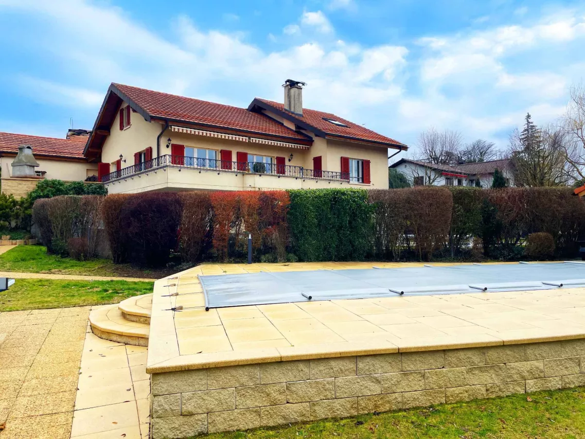 Villars-Ste-Croix - SPACIEUX DUPLEX DE 6,5 PIECES DANS VILLA AVEC GRAND JARDIN PRIVE<br>ET PISCINE EXTERIEURE CHAUFFEE