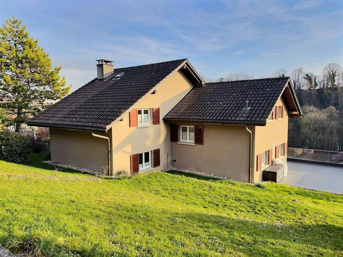 Orbe - Magnifique villa individuelle de 7½ pièces avec vue dégagée, terrasse et grand jardin verdoyant