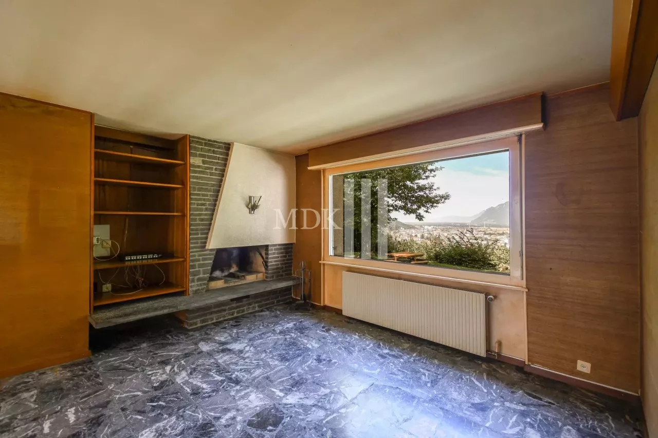 Huge potential, detached villa with no neighbors and views over the plain