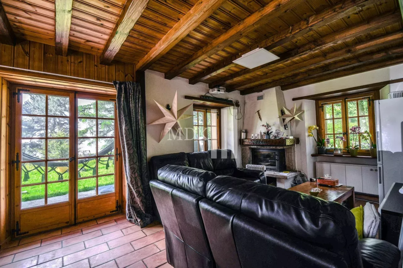 Magnifique chalet isolé avec spacieux terrains