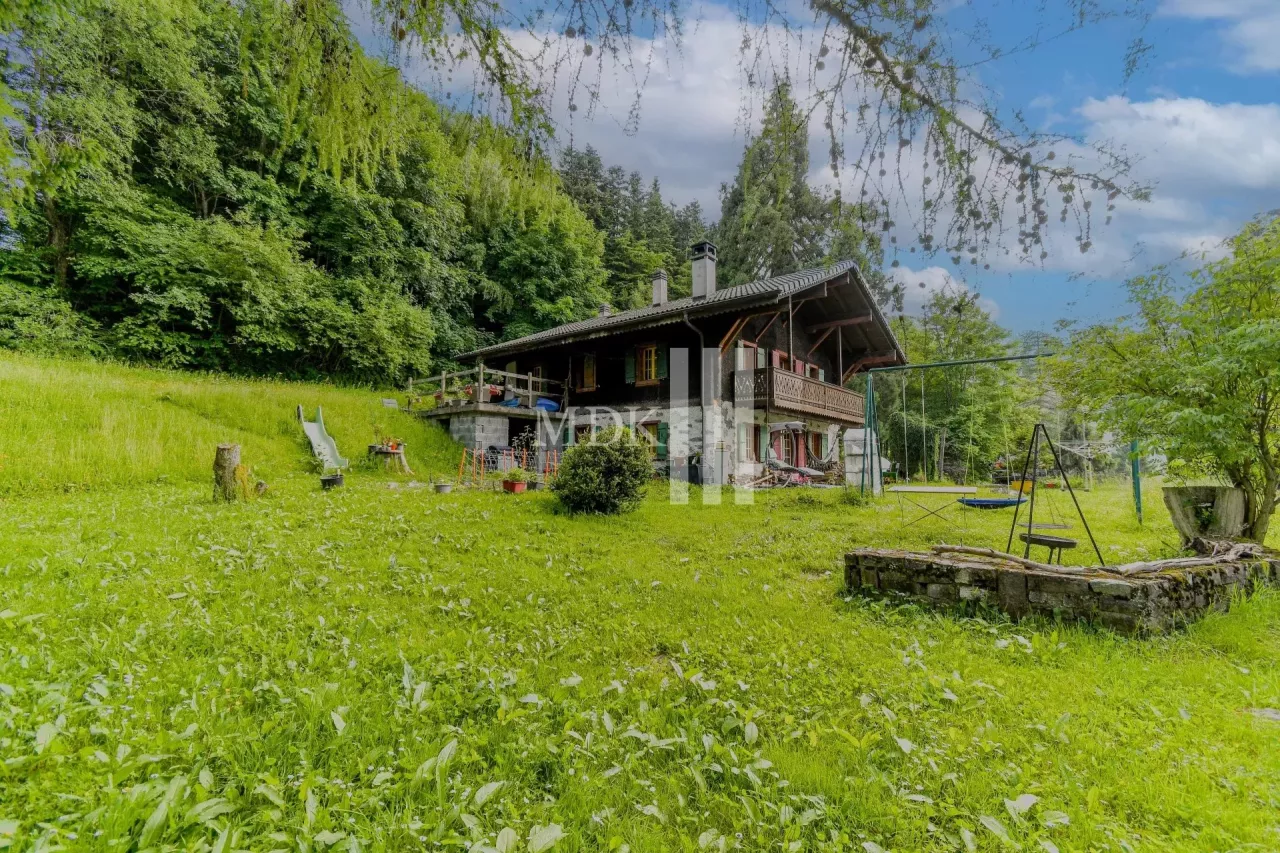 Magnifique chalet isolé avec spacieux terrains