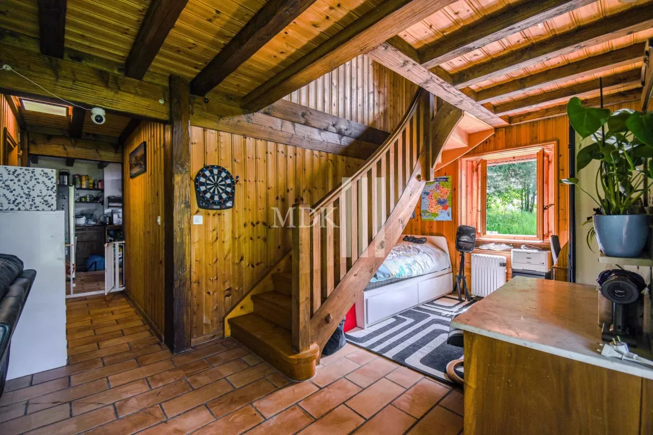 Magnifique chalet isolé avec spacieux terrains