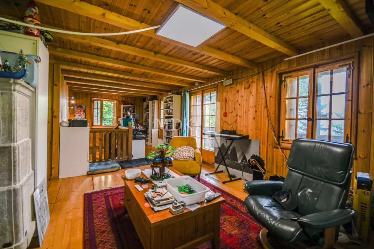 Magnifique chalet isolé avec spacieux terrains