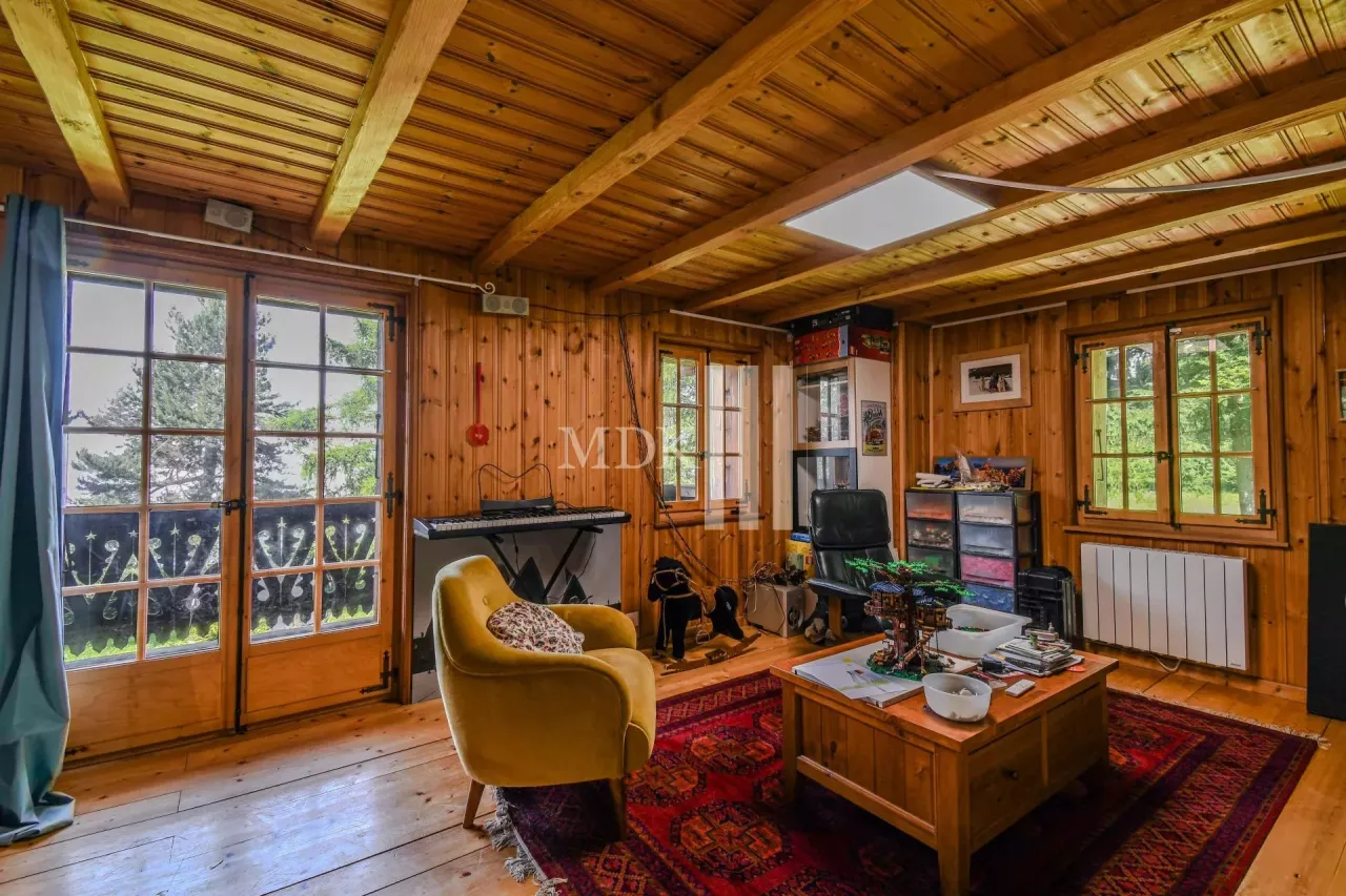Magnifique chalet isolé avec spacieux terrains
