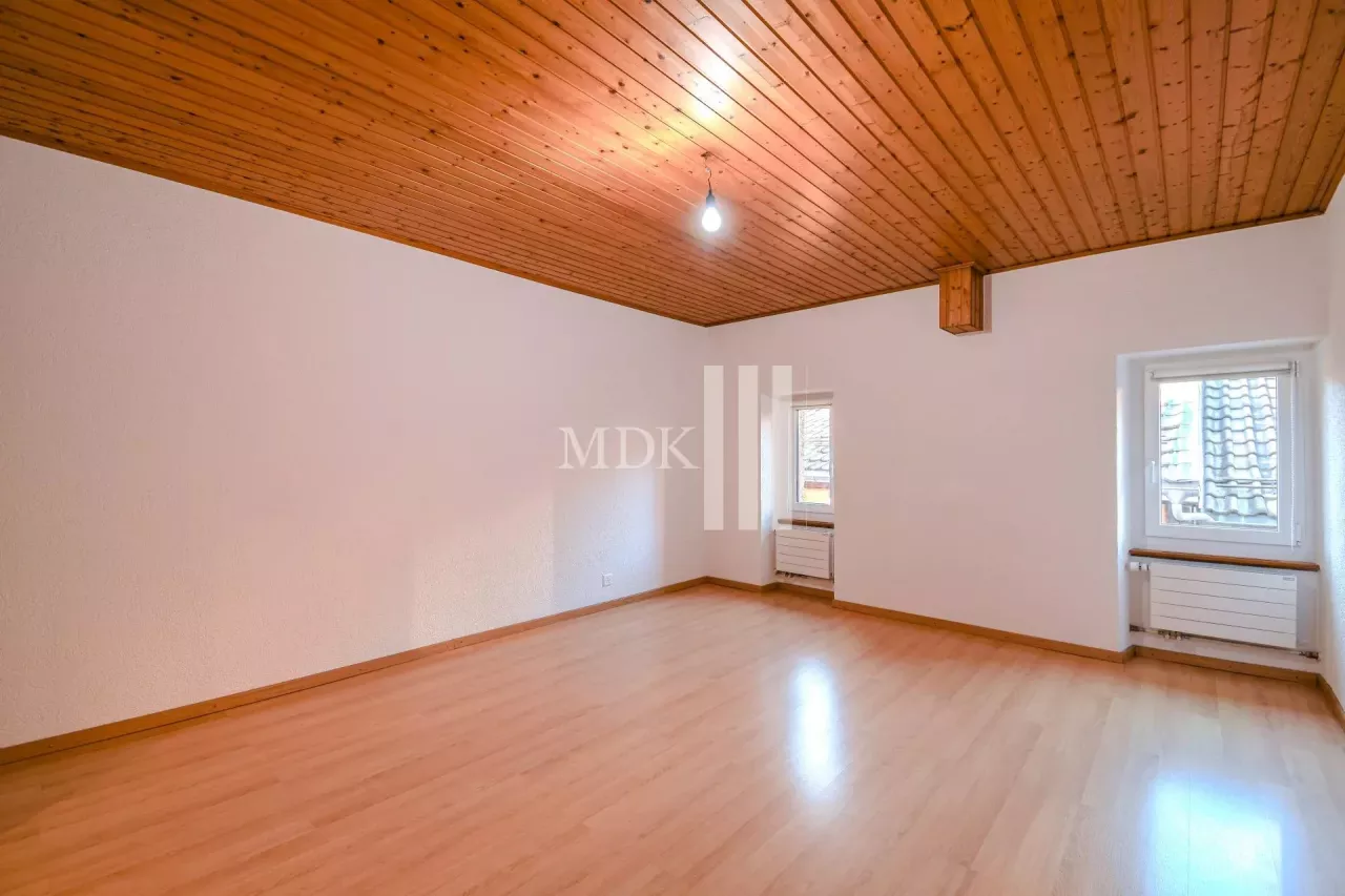 Opportunité Investisseur : maison de deux logements + grange à transformer