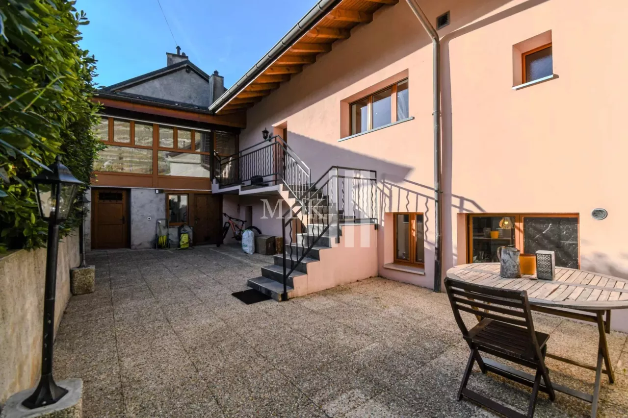 Opportunité Investisseur : maison de deux logements + grange à transformer