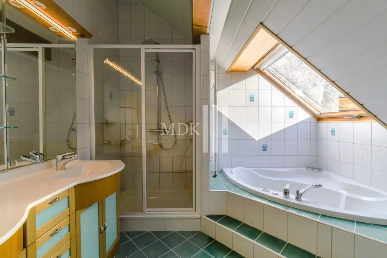 Opportunité Investisseur : maison de deux logements + grange à transformer