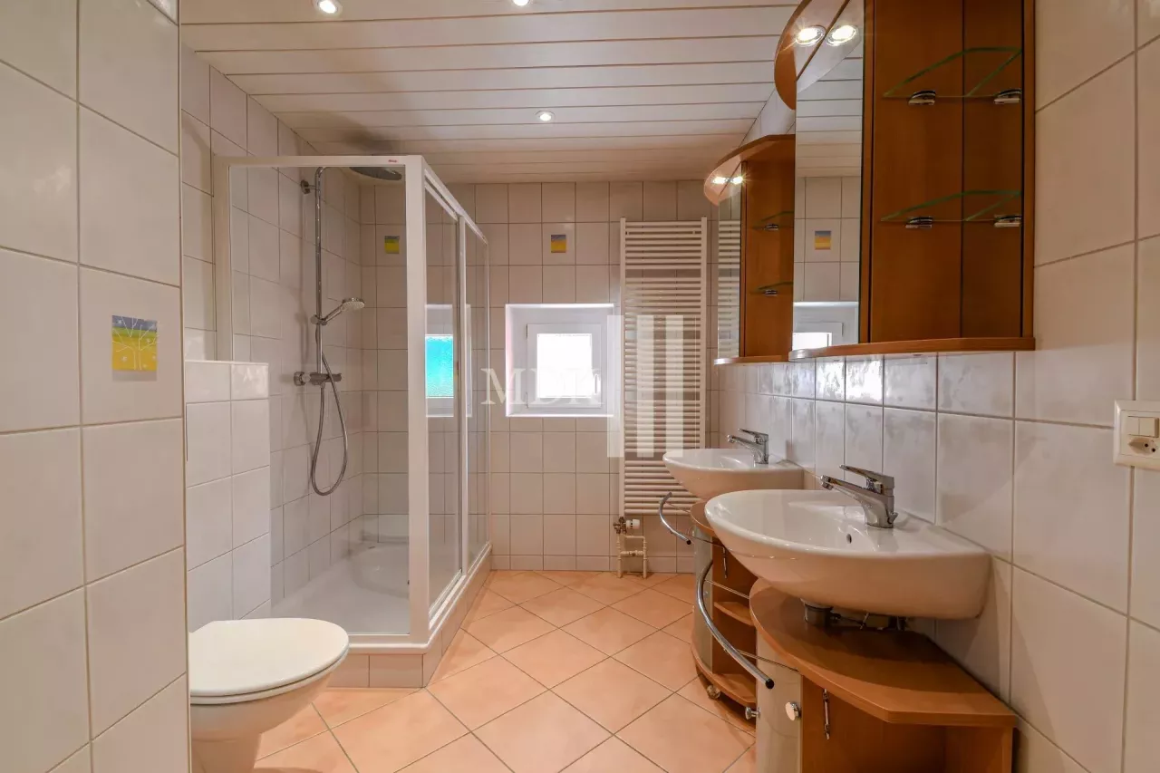 Opportunité Investisseur : maison de deux logements + grange à transformer